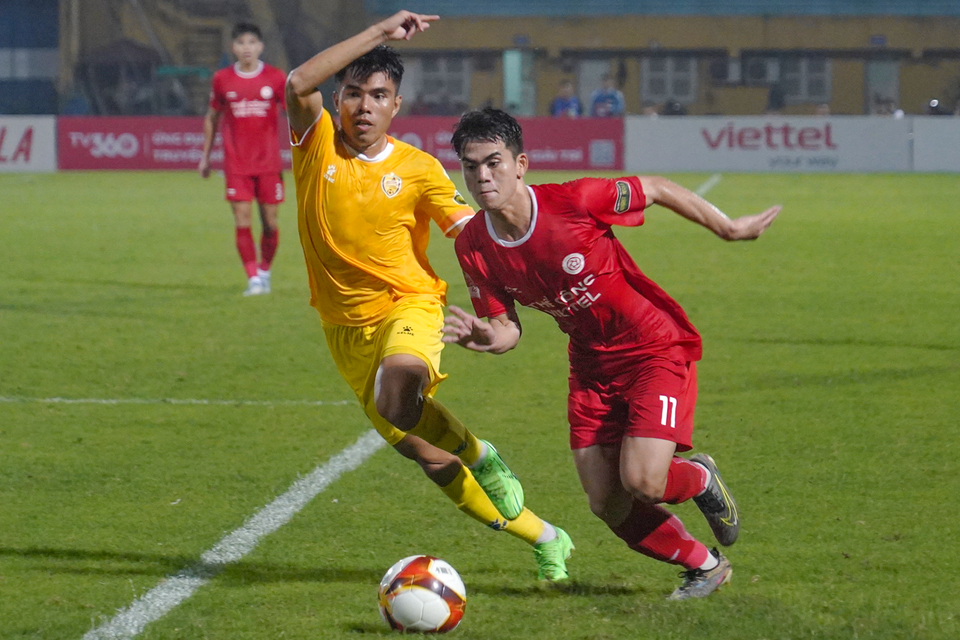 Đến phút 80, nỗ lực đi bóng của Khuất Văn Khang (số 11) mang về cho Thể Công quả phạt đền. (Ảnh: Việt Anh/Vietnam+)