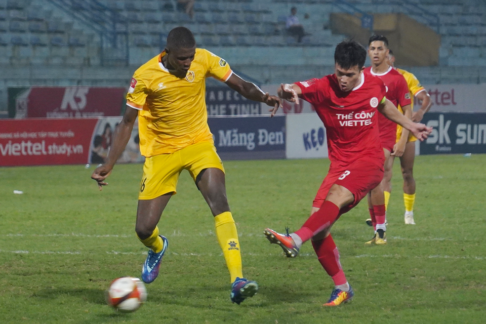 Nỗ lực dứt điểm tìm kiếm bàn thắng gỡ hòa của 'Quả bóng Vàng Việt Nam' Hoàng Đức. (Ảnh: Việt Anh/Vietnam+)