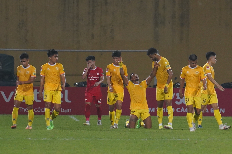 Tuy nhiên, quyết tâm của đội chủ nhà bị 'dội gáo nước lạnh' ở phút thứ 24 khi ngoại binh Conrado bật cao đánh đầu mở tỷ số cho Quảng Nam. (Ảnh: Việt Anh/Vietnam+)