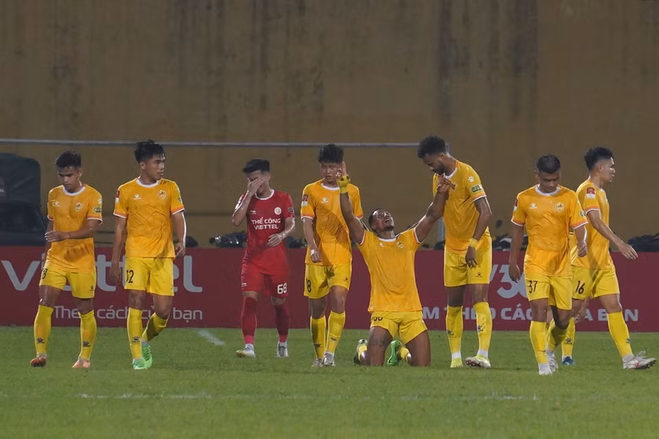Tuy nhiên, quyết tâm của đội chủ nhà bị 'dội gáo nước lạnh' ở phút thứ 24 khi ngoại binh Conrado bật cao đánh đầu mở tỷ số cho Quảng Nam. (Ảnh: Việt Anh/Vietnam+)