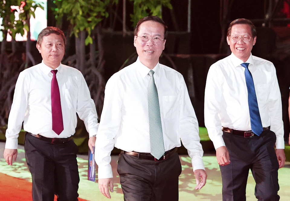 Chủ tịch nước Võ Văn Thưởng tới dự Lễ hội Sông nước Thành phố Hồ Chí Minh. (Ảnh: Thống Nhất/TTXVN)