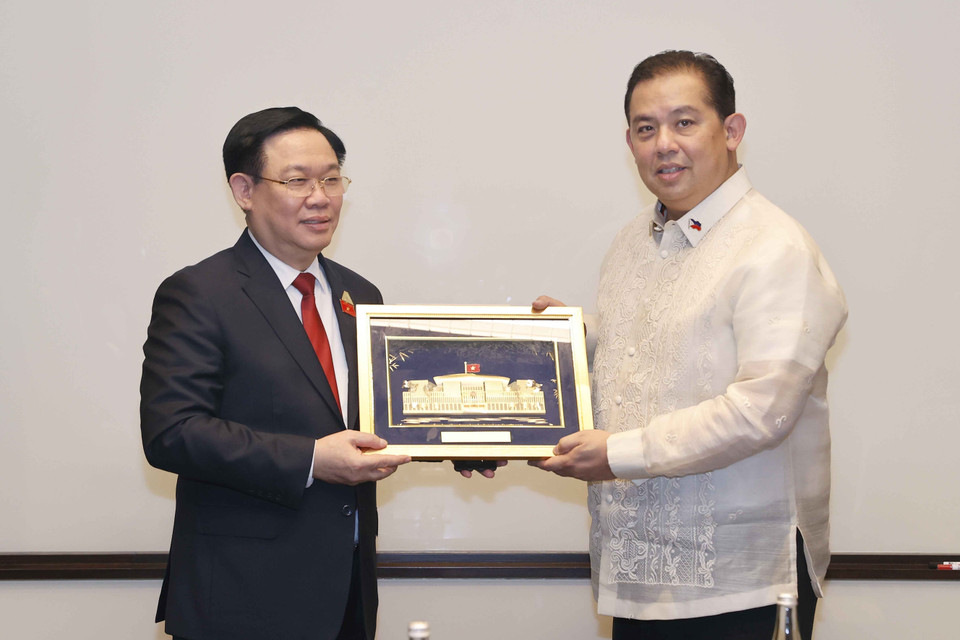 Chủ tịch Quốc hội Vương Đình Huệ tặng quà lưu niệm cho Chủ tịch Hạ viện Philippines Martin Romualdez. (Ảnh: Doãn Tấn/TTXVN)