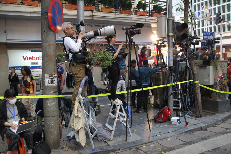  Phóng viên quốc tế tác nghiệp trên phố Ngô Quyền. (Ảnh: Lâm Khánh/TTXVN)