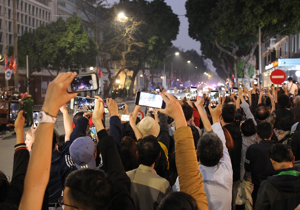  Người dân quay, tường thuật trực tiếp bằng điện thoại trên phố Ngô Quyền. (Ảnh: Lâm Khánh/TTXVN)