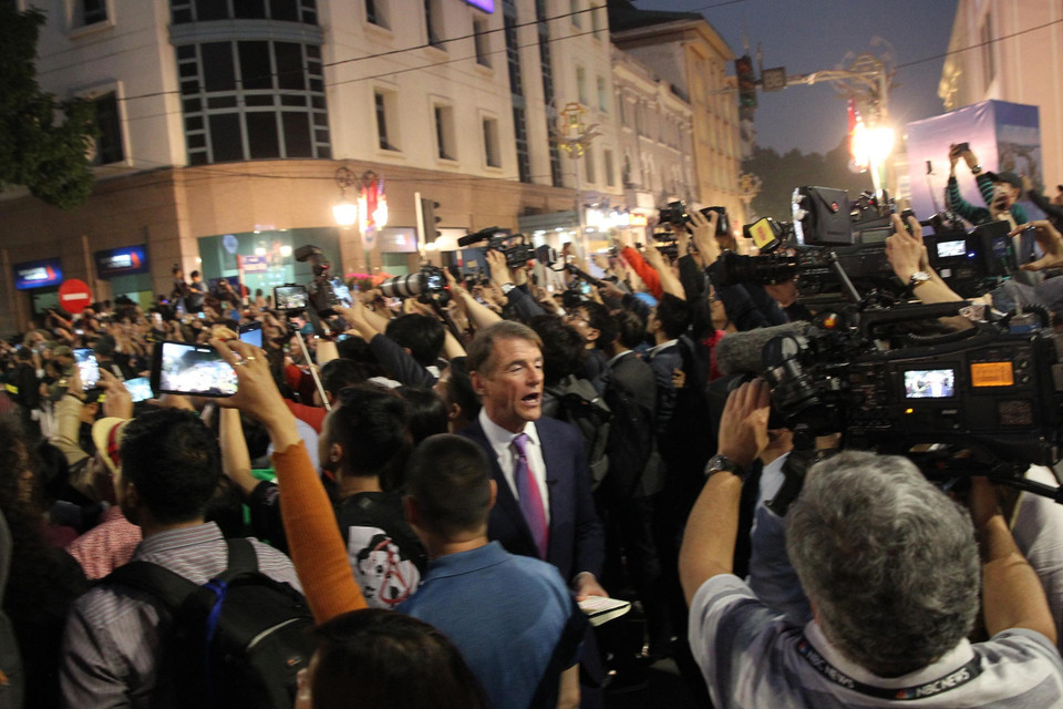  Phóng viên NBC News tường thuật trực tiếp trên phố Ngô Quyền. (Ảnh: Lâm Khánh/TTXVN)