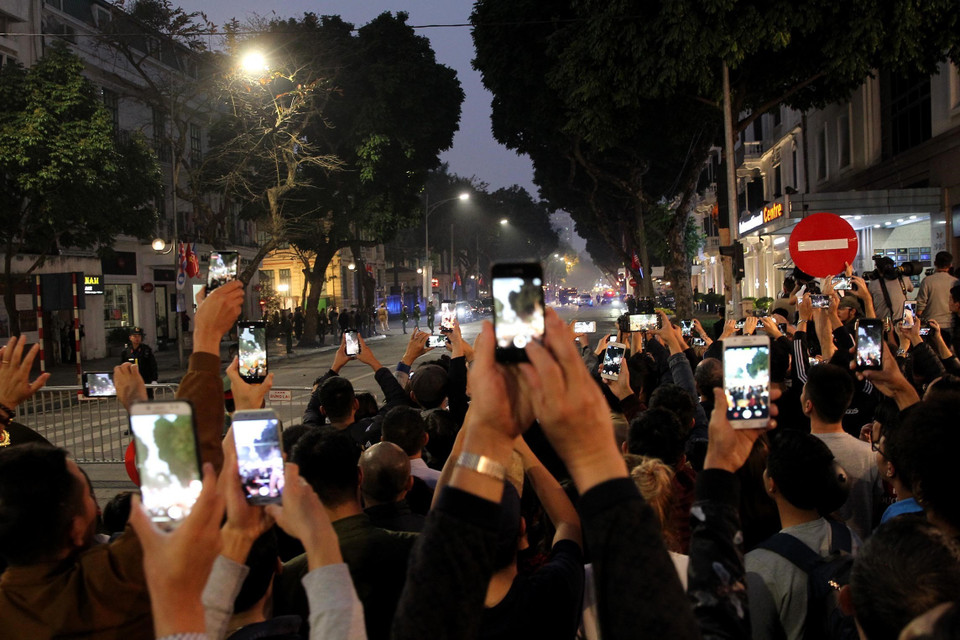  Người dân quay, tường thuật trực tiếp bằng điện thoại trên phố Ngô Quyền. (Ảnh: Lâm Khánh/TTXVN)