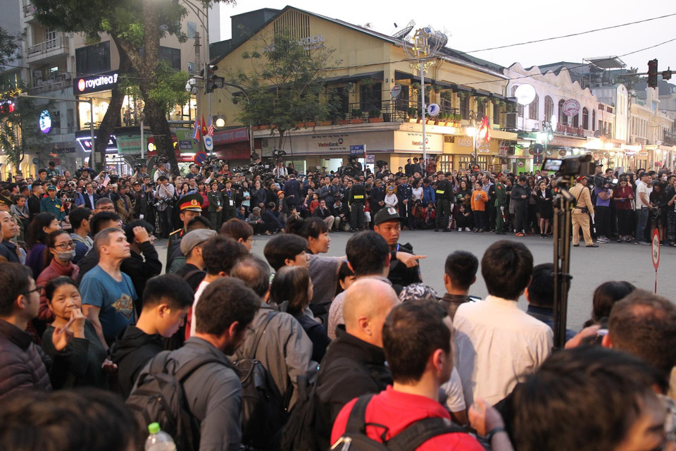  Phóng viên trong nước và quốc tế cùng người dân tập trung trên phố Ngô Quyền chờ đón cuộc gặp. (Ảnh: Lâm Khánh/TTXVN)