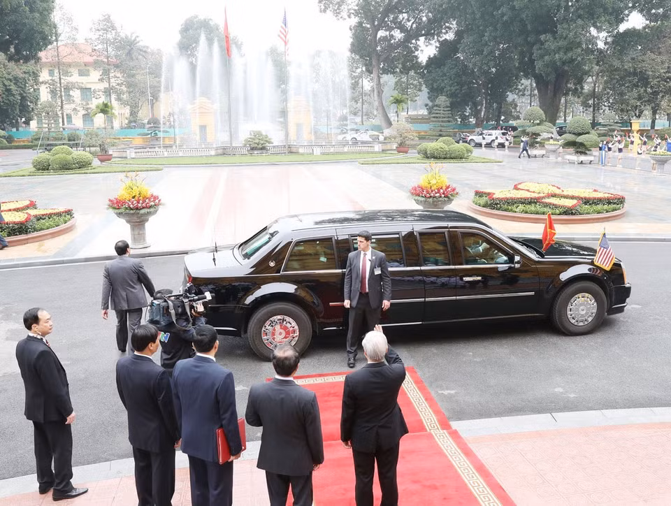 Tổng Bí thư, Chủ tịch nước Nguyễn Phú Trọng tiễn Tổng thống Mỹ Donald Trump. (Ảnh: Trí Dũng/TTXVN)