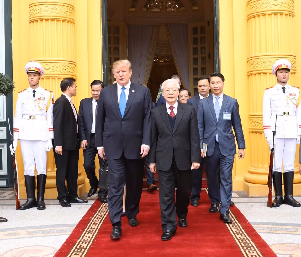 Tổng Bí thư, Chủ tịch nước Nguyễn Phú Trọng tiễn Tổng thống Mỹ Donald Trump. (Ảnh: Trí Dũng/TTXVN)