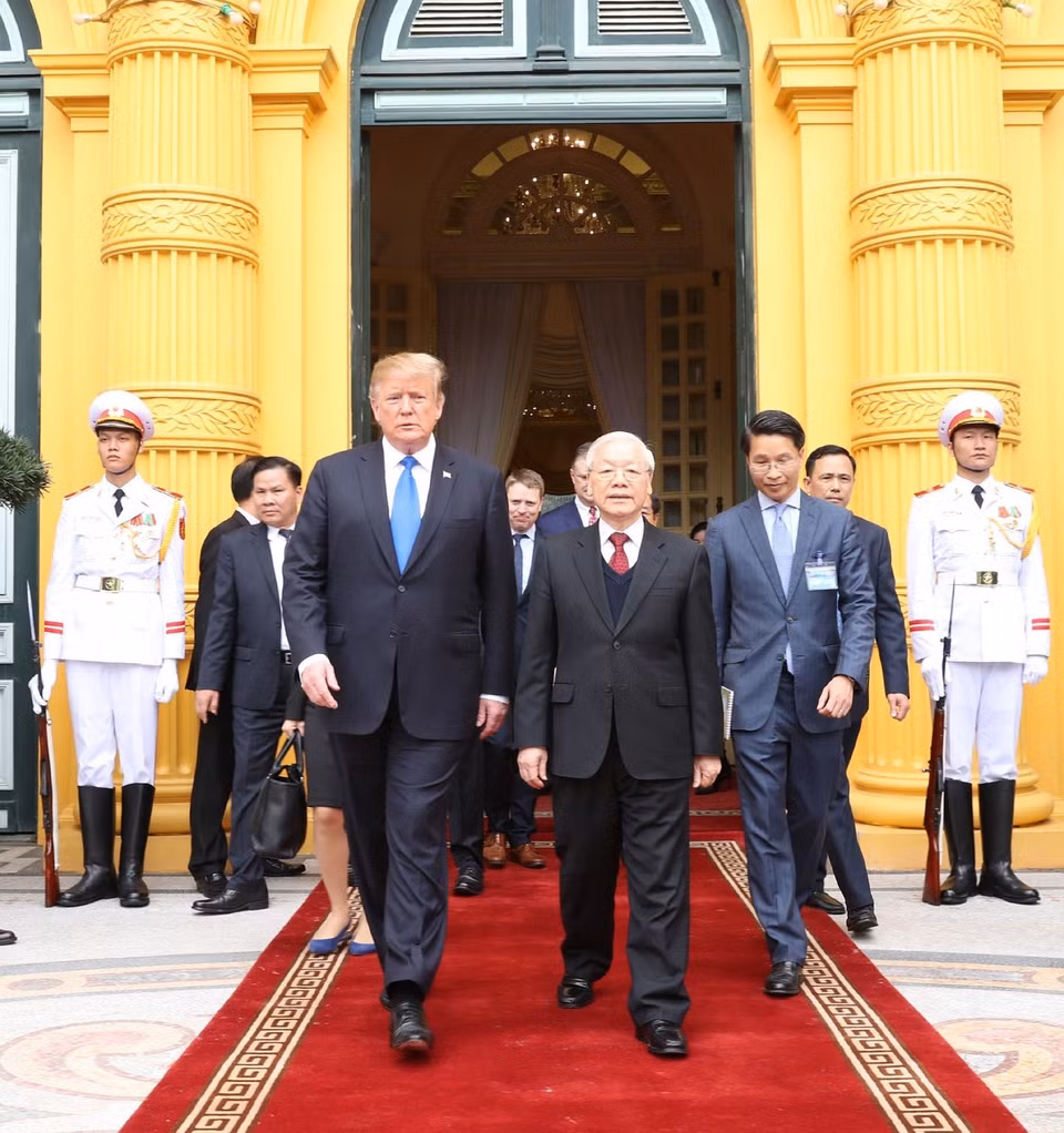 Tổng Bí thư, Chủ tịch nước Nguyễn Phú Trọng tiễn Tổng thống Mỹ Donald Trump. (Ảnh: Trí Dũng/TTXVN)