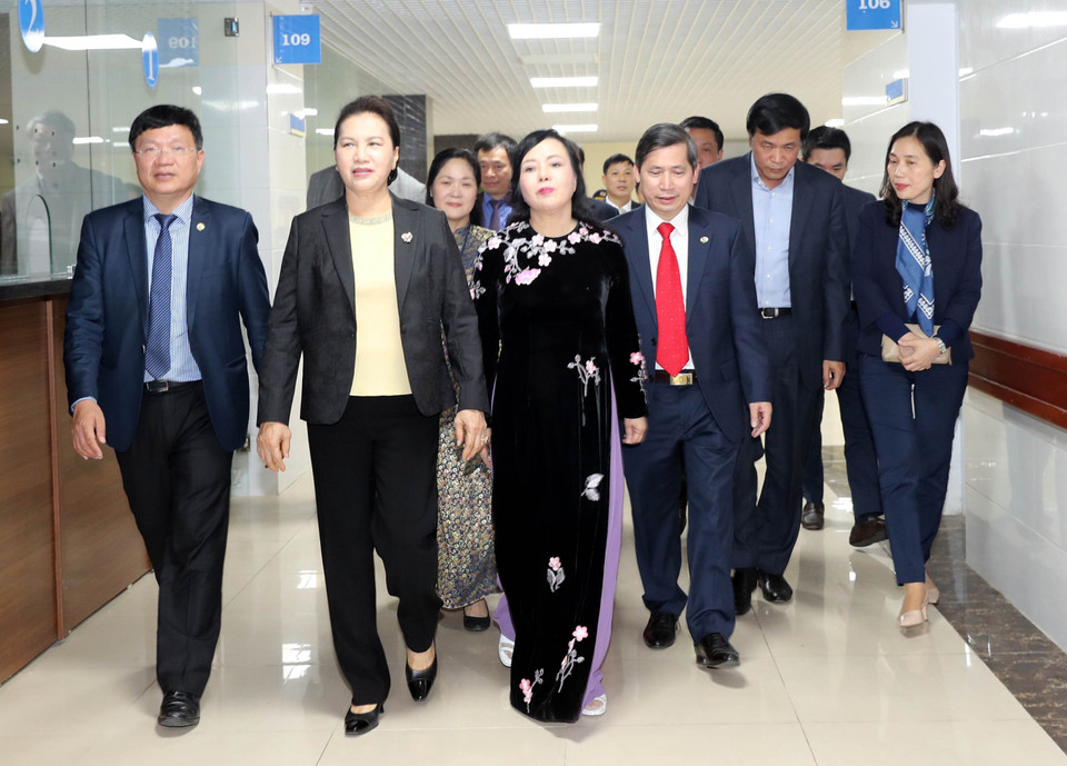  Chủ tịch Quốc hội Nguyễn Thị Kim Ngân thăm và chúc mừng cán bộ, y bác sỹ, nhân viên Bệnh viện Y học cổ truyền Trung ương. (Ảnh: Trọng Đức/TTXVN)