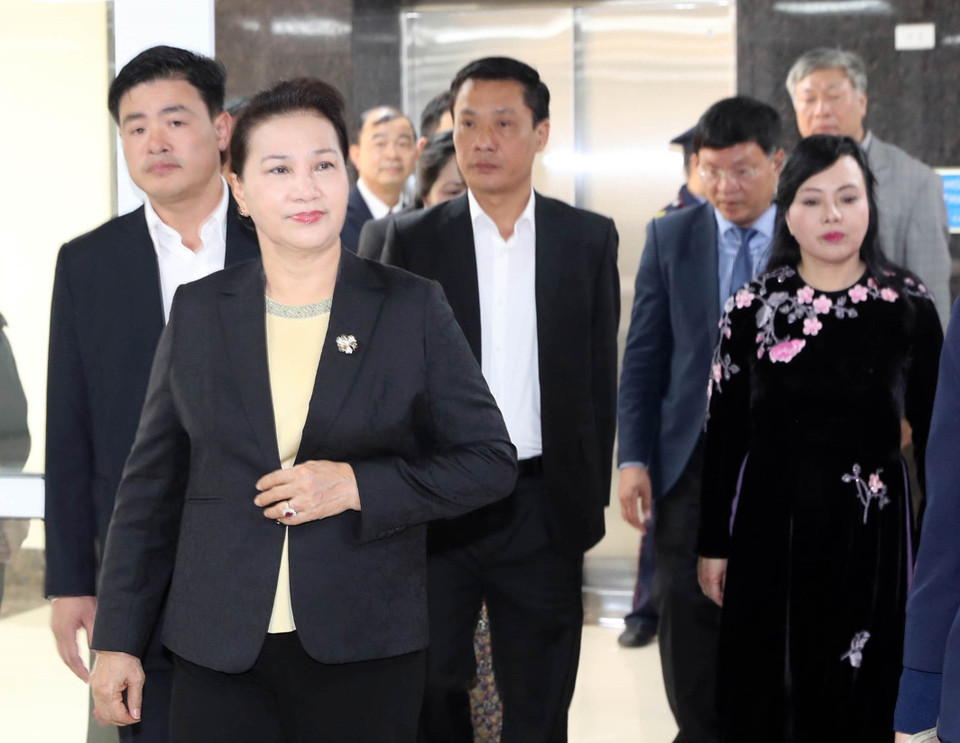  Chủ tịch Quốc hội Nguyễn Thị Kim Ngân thăm và chúc mừng cán bộ, y bác sỹ, nhân viên Bệnh viện Y học cổ truyền Trung ương. (Ảnh: Trọng Đức/TTXVN)