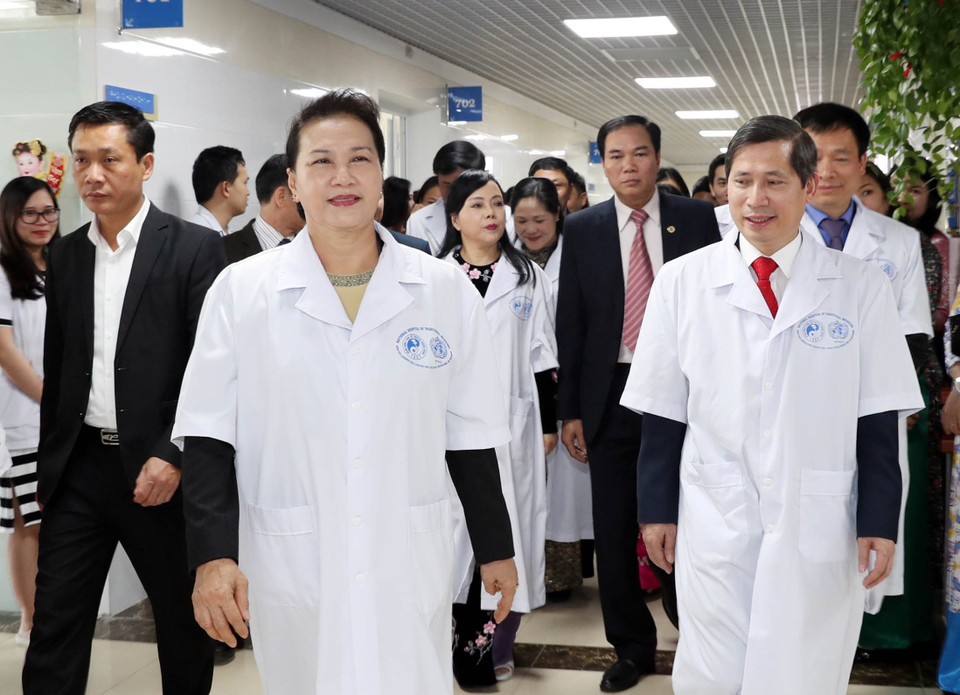 Chủ tịch Quốc hội Nguyễn Thị Kim Ngân thăm và chúc mừng cán bộ, y bác sỹ, nhân viên Bệnh viện Y học cổ truyền Trung ương. (Ảnh: Trọng Đức/TTXVN)