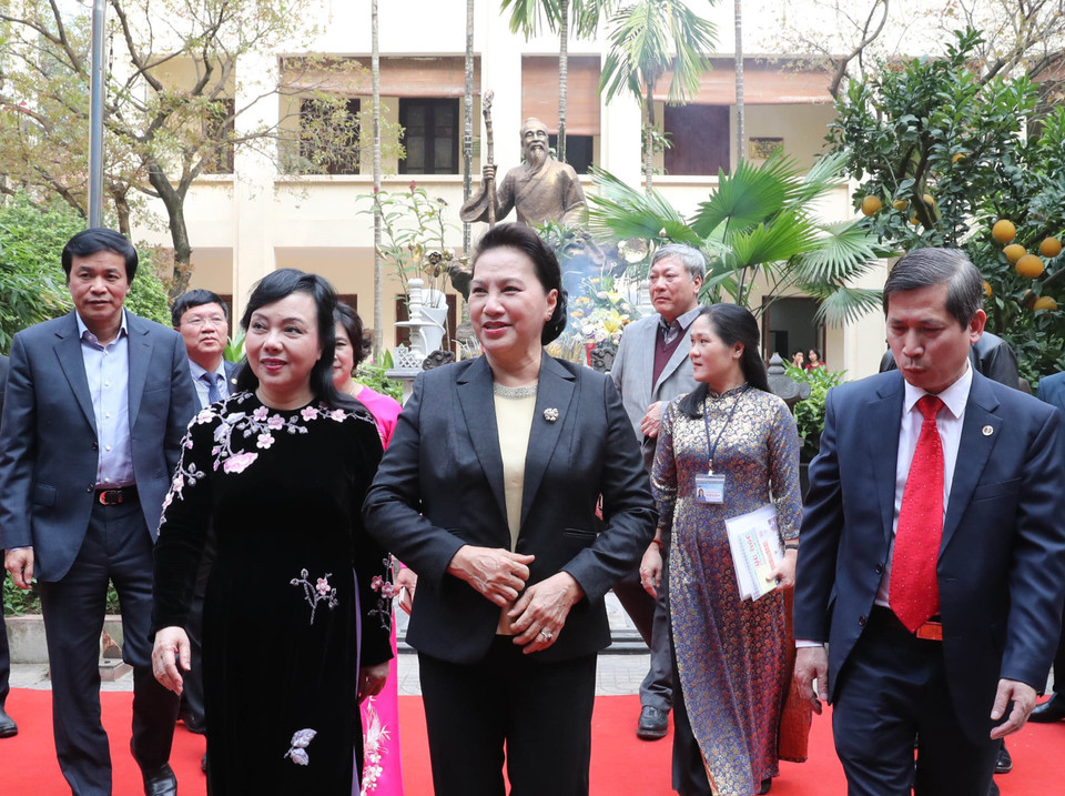 Chủ tịch Quốc hội Nguyễn Thị Kim Ngân thăm và chúc mừng cán bộ, y bác sỹ, nhân viên Bệnh viện Y học cổ truyền Trung ương. (Ảnh: Trọng Đức/TTXVN)