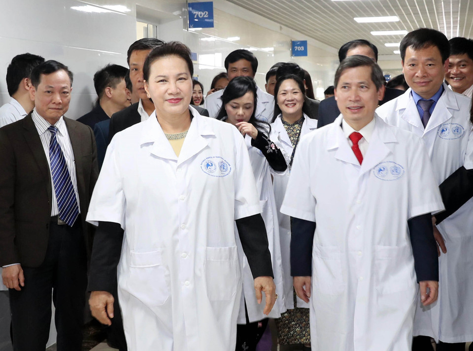 Chủ tịch Quốc hội Nguyễn Thị Kim Ngân thăm và chúc mừng cán bộ, y bác sỹ, nhân viên Bệnh viện Y học cổ truyền Trung ương. (Ảnh: Trọng Đức/TTXVN)