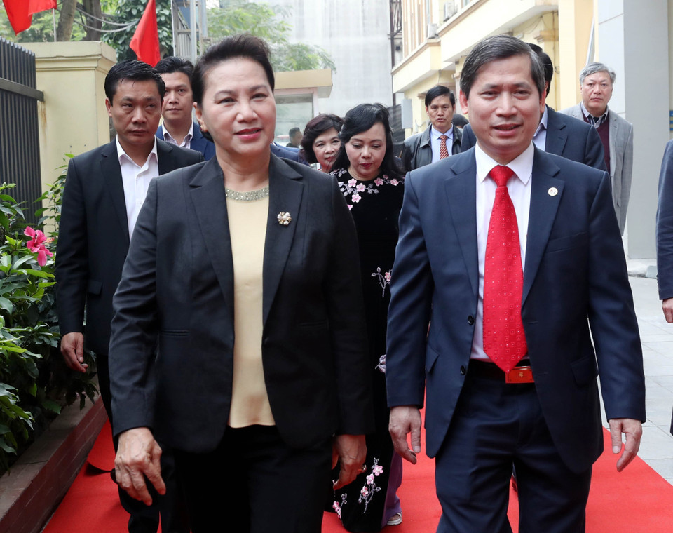 Chủ tịch Quốc hội Nguyễn Thị Kim Ngân thăm và chúc mừng cán bộ, y bác sỹ, nhân viên Bệnh viện Y học cổ truyền Trung ương. (Ảnh: Trọng Đức/TTXVN)