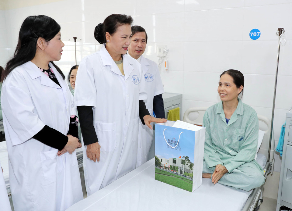 Chủ tịch Quốc hội Nguyễn Thị Kim Ngân tặng quà các bệnh nhân đang điều trị tại Bệnh viện Y học cổ truyền Trung ương. (Ảnh: Trọng Đức/TTXVN)