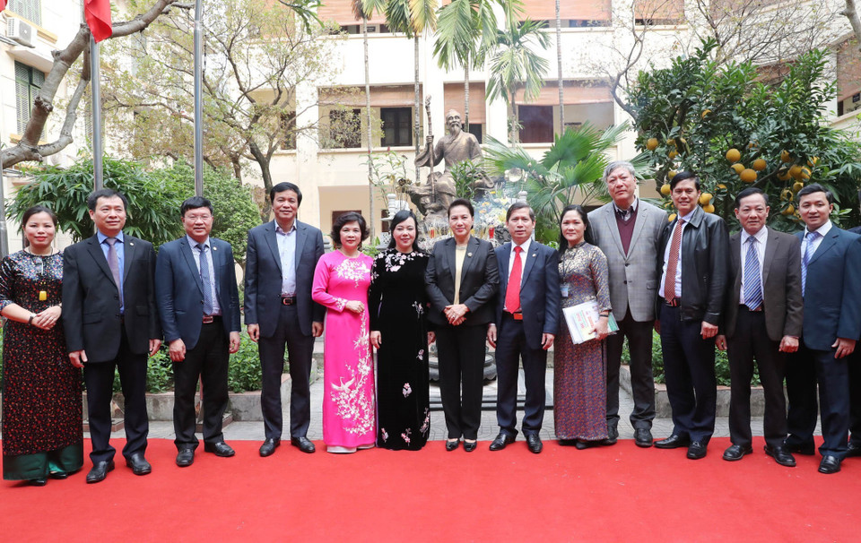 Chiều 27/2, Chủ tịch Quốc hội Nguyễn Thị Kim Ngân thăm và chúc mừng cán bộ, y bác sỹ, nhân viên Bệnh viện Y học cổ truyền Trung ương. (Ảnh: Trọng Đức/TTXVN)