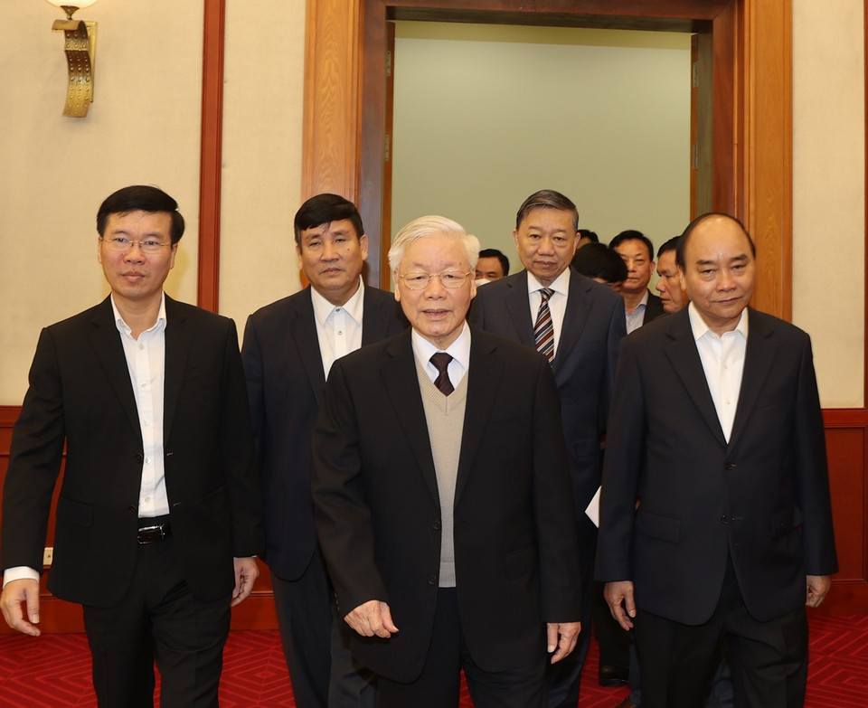 Tổng Bí thư, Chủ tịch nước Nguyễn Phú Trọng, Thủ tướng Nguyễn Xuân Phúc và Thường trực Ban Bí thư Võ Văn Thưởng đến dự buổi gặp mặt. (Ảnh: Trí Dũng/TTXVN)