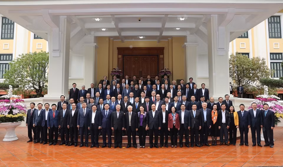 Tổng Bí thư, Chủ tịch nước Nguyễn Phú Trọng, Thủ tướng Nguyễn Xuân Phúc và Thường trực Ban Bí thư Võ Văn Thưởng cùng các lãnh đạo, nguyên lãnh đạo Đảng, Nhà nước tại buổi gặp mặt. (Ảnh: Trí Dũng/TTXVN)