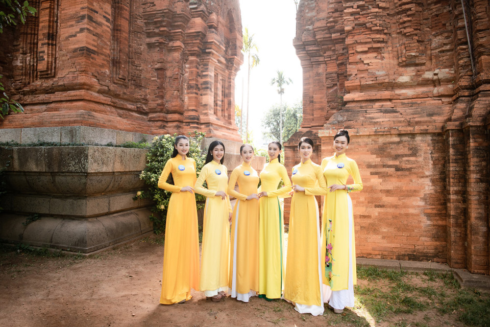 Top 38 thí sinh Miss World Vietnam 2022 đã có chuyến thăm Tháp Đôi - một trong những địa điểm du lịch nổi tiếng của Quy Nhơn. Diện áo dài mỗi người một vẻ, các thí sinh tươi tắn, rạng rỡ sẵn sàng cho chặng cuối của cuộc thi. (Ảnh: CTV/Vietnam+)