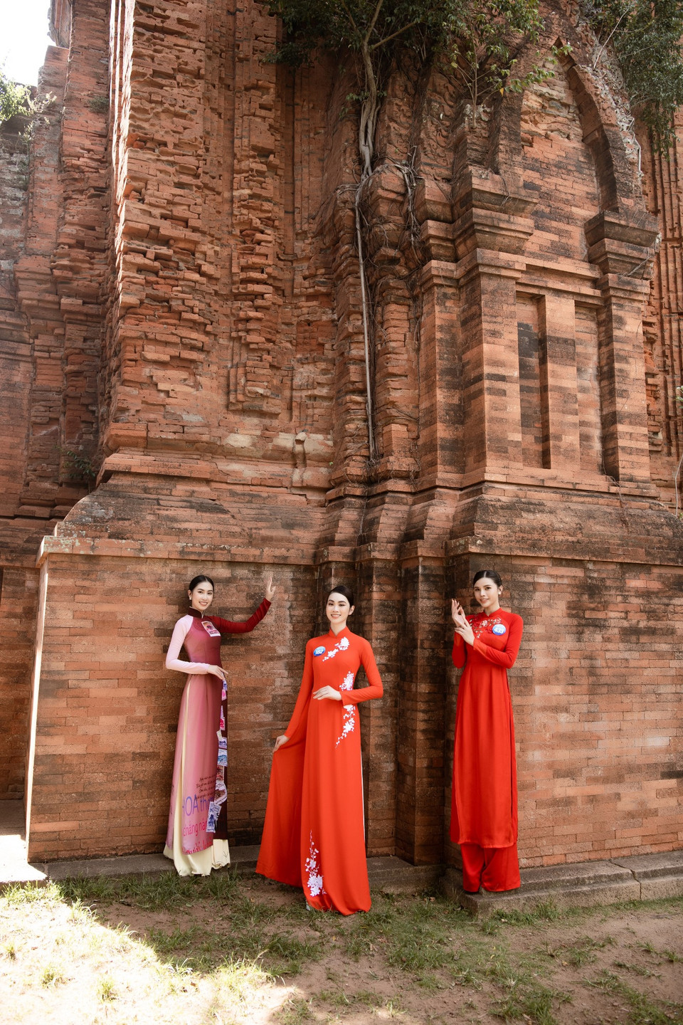 Miss World Việt Nam là cuộc thi chuyên nghiệp, nhân văn, luôn đề cao các giá trị văn hóa nên ban tổ chức đã lựa chọn Tháp Đôi là địa điểm ghé thăm đầu tiên của top 38 Miss World Việt Nam 2022. (Ảnh: CTV/Vietnam+)