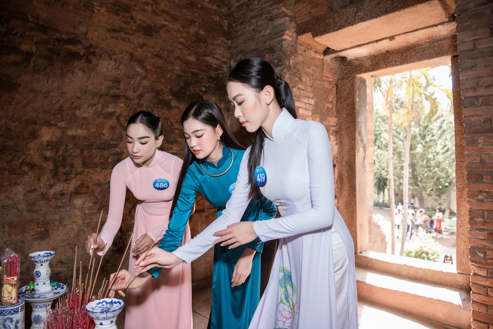 Tại đây, các thí sinh có dịp tìm hiểu về di tích lịch sử lâu đời tọa lạc tại thành phố Quy Nhơn và dâng hương với mong muốn gửi gắm sự tôn kính dành cho vùng đất xinh đẹp này. (Ảnh: CTV/Vietnam+)