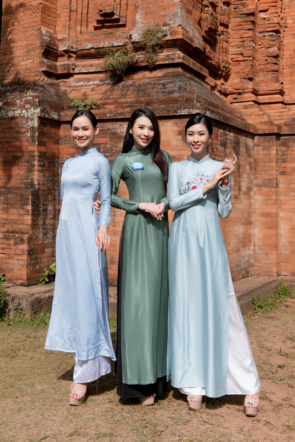 Tháp Đôi được xây bằng gạch nung xếp khít với nhau bằng một chất kết dính đặc biệt, đây là kỹ thuật xây độc đáo của người Chăm mà ngày nay các nhà nghiên cứu vẫn chưa giải mã được. (Ảnh: CTV/Vietnam+)