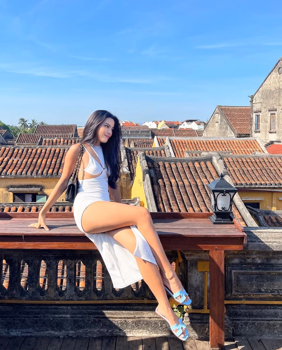 Lê Phương Thảo sinh năm 1994, gây ấn tượng với gương mặt sắc sảo và làn da rám nắng khỏe khoắn. Cô sở hữu chiều cao 1,72m, số đo ba vòng 85-60-92. Ngoài vai trò Giám đốc dự án bất động sản, cô còn là giảng viên thỉnh giảng của Đại học Kinh tế Tài chính Thành phố Hồ Chí Minh. Người đẹp từng tốt nghiệp thạc sỹ ở Anh quốc ngành Quản trị. (Ảnh: CTV/Vietnam+)