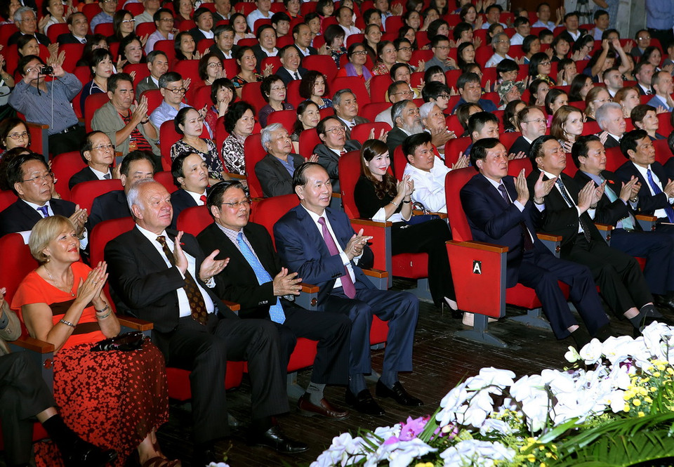 Chủ tịch nước Trần Đại Quang, những người bạn Nga cùng đông đảo các đại biểu từng học tập và công tác tại Nga đến dự chương trình. (Nguồn: TTXVN)