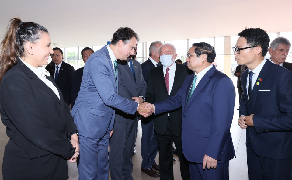 Tổng thống Brazil Lula da Silva giới thiệu với Thủ tướng Phạm Minh Chính thành viên đoàn Brazil. (Ảnh: Dương Giang/TTXVN)