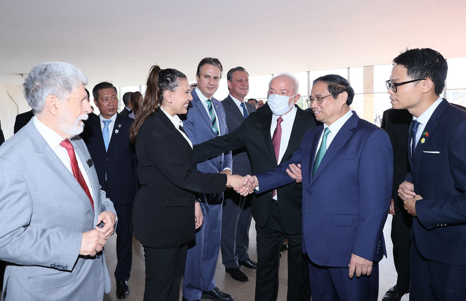 Tổng thống Brazil Lula da Silva giới thiệu với Thủ tướng Phạm Minh Chính thành viên đoàn Brazil. (Ảnh: Dương Giang/TTXVN)