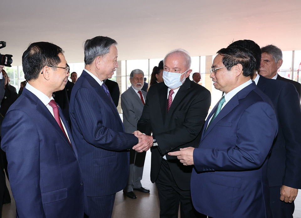 Thủ tướng Phạm Minh Chính giới thiệu với Tổng thống Brazil Lula da Silva thành viên đoàn Việt Nam. (Ảnh: Dương Giang/TTXVN)