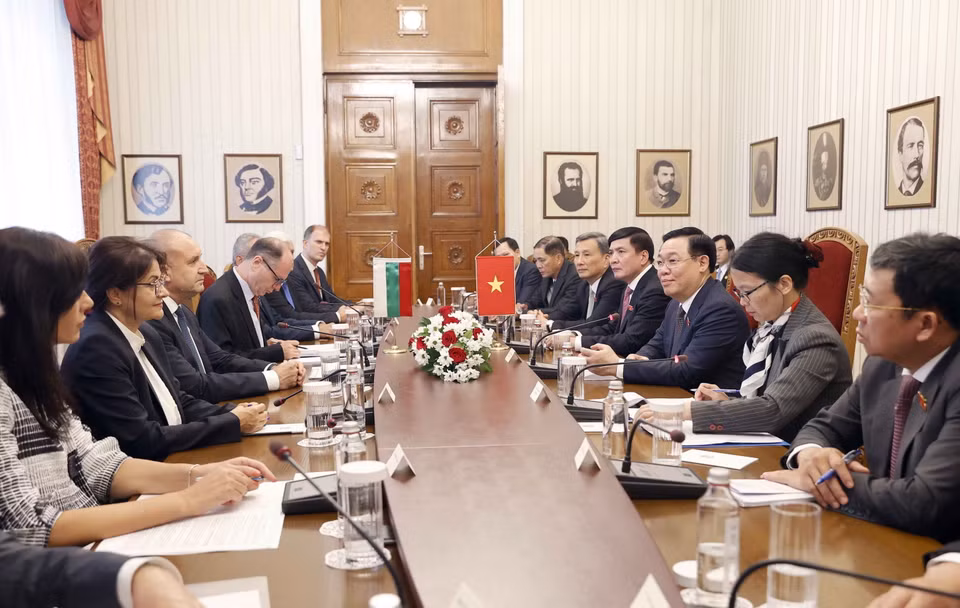 Chủ tịch Quốc hội Vương Đình Huệ hội kiến Tổng thống Bulgaria Rumen Radev. (Ảnh: Doãn Tấn/TTXVN)