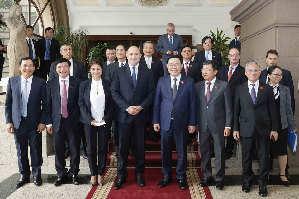 Chủ tịch Quốc hội Vương Đình Huệ và Tổng thống Bulgaria Rumen Radev chụp ảnh lưu niệm với đại biểu. (Ảnh: Doãn Tấn/TTXVN)