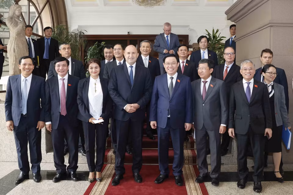 Chủ tịch Quốc hội Vương Đình Huệ và Tổng thống Bulgaria Rumen Radev chụp ảnh lưu niệm với đại biểu. (Ảnh: Doãn Tấn/TTXVN)