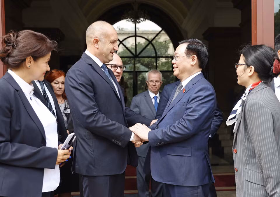 Chủ tịch Quốc hội Vương Đình Huệ trao đổi với Tổng thống Bulgaria Rumen Radev. (Ảnh: Doãn Tấn/TTXVN)