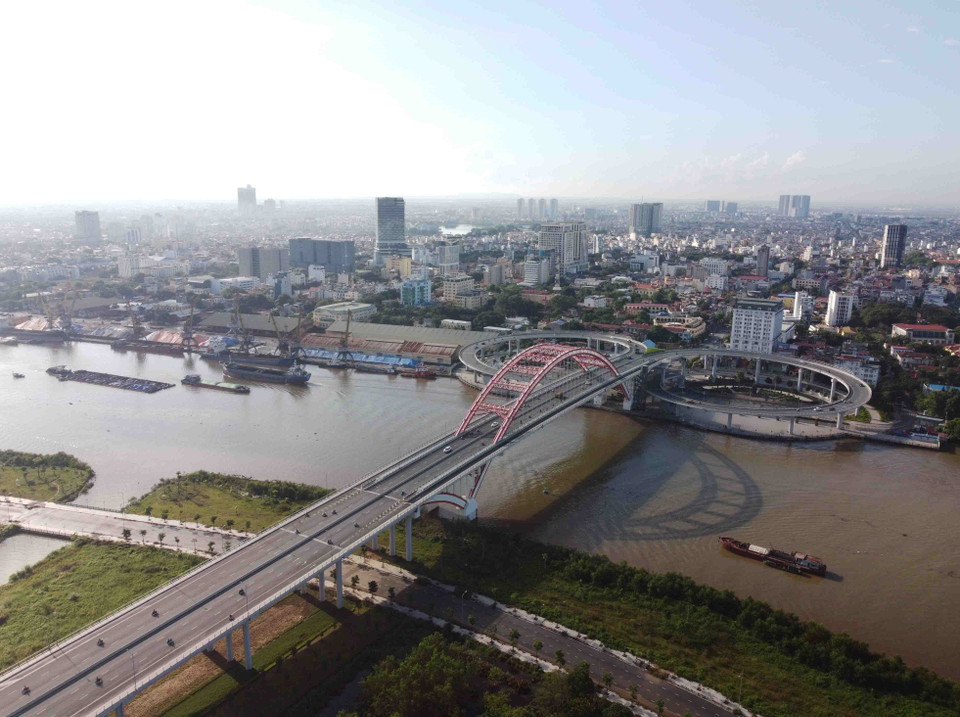 Cầu Hoàng Văn Thụ bắc qua sông Cấm, nối liền phường Minh Khai (quận Hồng Bàng) với xã Tân Dương (huyện Thủy Nguyên) dài 1.570m (cầu chính dài 290m), rộng 33,5m. (Ảnh: Vũ Sinh/TTXVN)