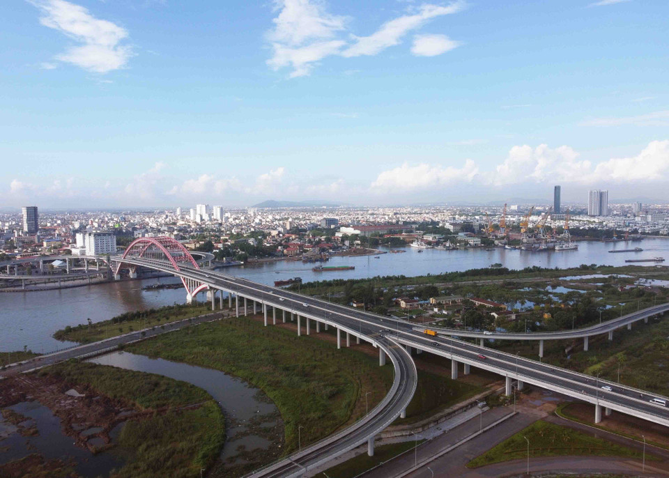 Cầu Hoàng Văn Thụ nhìn từ phía huyện Thủy Nguyên. (Ảnh: Vũ Sinh/TTXVN)