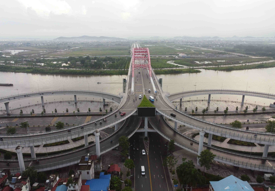 Cầu Hoàng Văn Thụ hoàn toàn do Việt Nam thiết kế và thi công, lấy ý tưởng theo mô hình cánh chim biển. (Ảnh: Vũ Sinh/TTXVN)