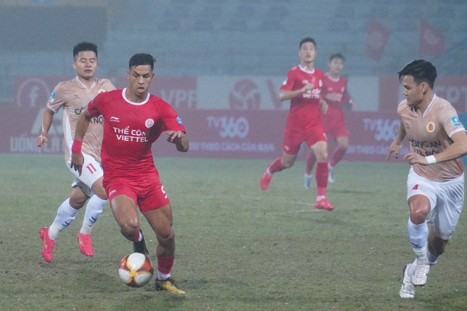 Chỉ bốn ngày sau màn đối đầu tại V-League, Thể Công-Viettel (áo đỏ) và Công an Hà Nội tiếp tục đối đầu nhau ở mặt trận Cúp Quốc gia 2023/24. (Ảnh: Việt Anh/Vietnam+)