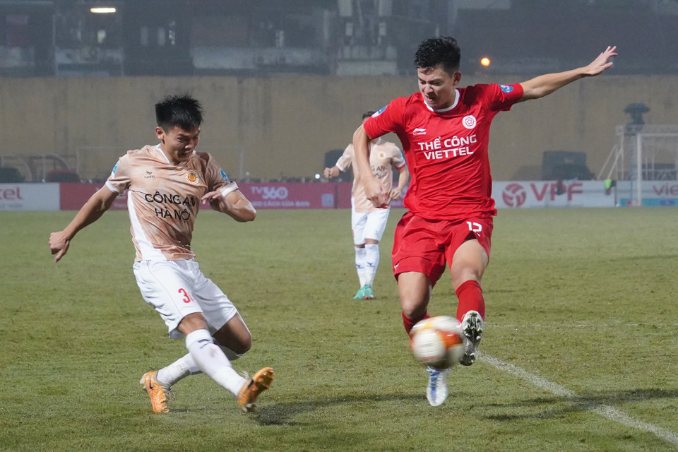 Công an Hà Nội áp đặt thế trận trong khi Thể Công chủ động lùi sâu phòng ngự và tìm kiếm những cơ hội phản công. (Ảnh: Việt Anh/Vietnam+)