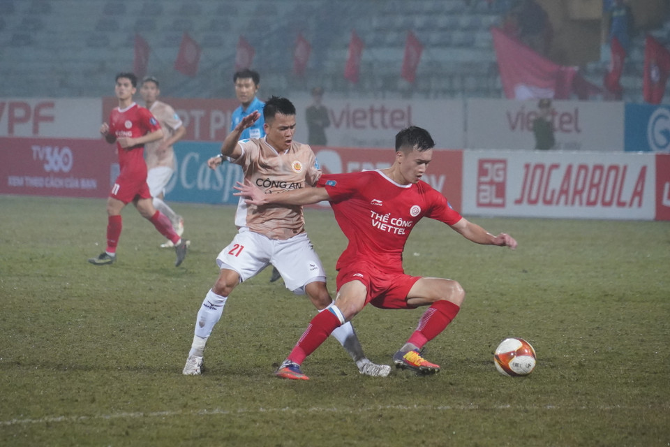 Pha phạm lỗi của Phạm Văn Luân (áo vàng) với tiền vệ Hoàng Đức. (Ảnh: Việt Anh/Vietnam+)