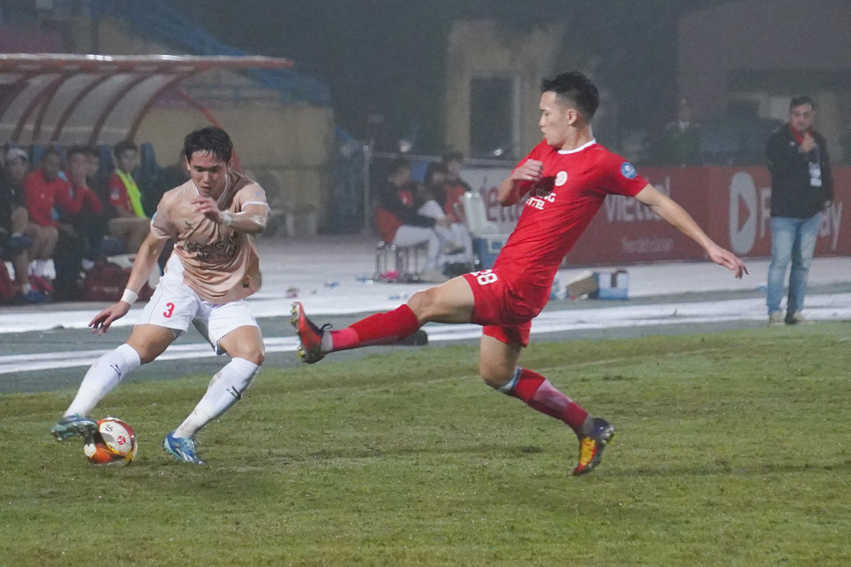 Huỳnh Tấn Sinh (số 3) được lựa chọn thay thế trung vệ Bùi Hoàng Việt Anh đang gặp chấn thương. (Ảnh: Việt Anh/Vietnam+)