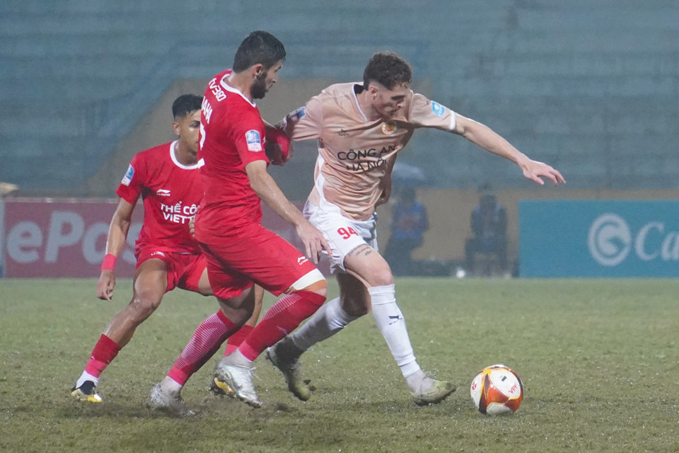 Nhận bàn thua, Công an Hà Nội đẩy cao đội hình nhằm tìm kiếm bàn gỡ. (Ảnh: Việt Anh/Vietnam+)