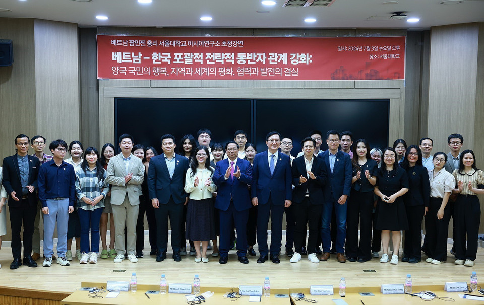 Thủ tướng Phạm Minh Chính với sinh viên Việt Nam đang học tại Đại học Quốc gia Seoul. (Ảnh: Dương Giang/TTXVN)