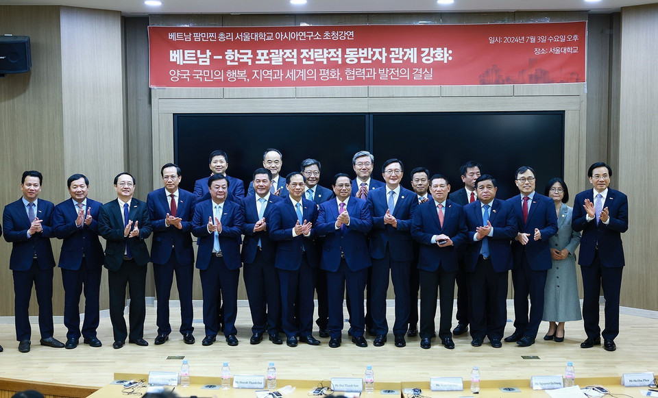 Thủ tướng Phạm Minh Chính với lãnh đạo Đại học Quốc gia Seoul. (Ảnh: Dương Giang/TTXVN)