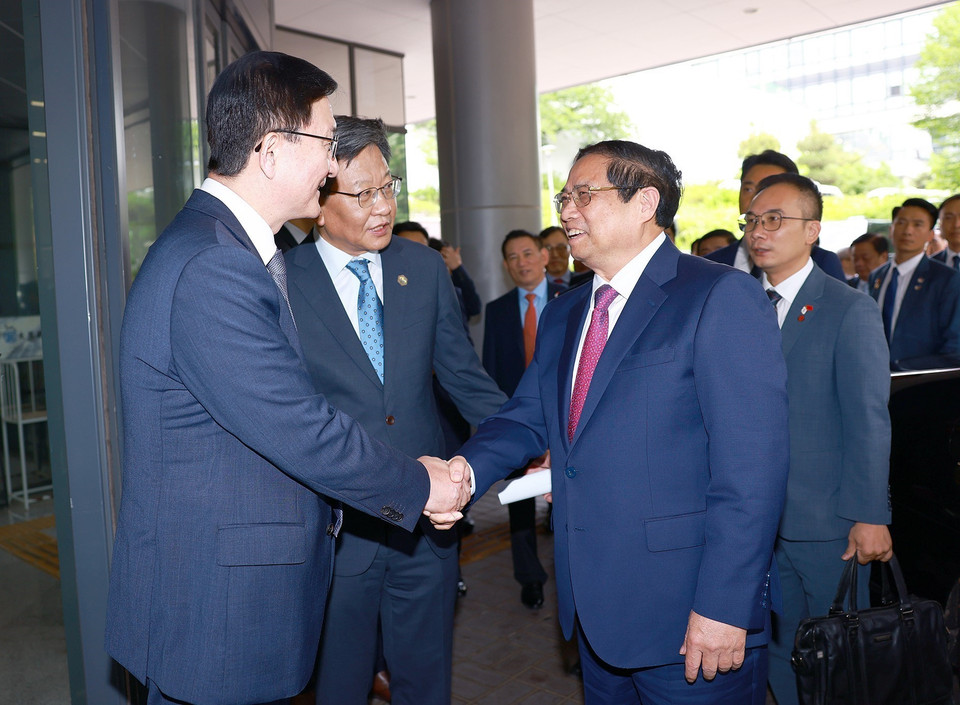 Giáo sư Ryu Hong-lim, Hiệu trưởng Đại học Quốc gia Seoul đón Thủ tướng Phạm Minh Chính. (Ảnh: Dương Giang/TTXVN)