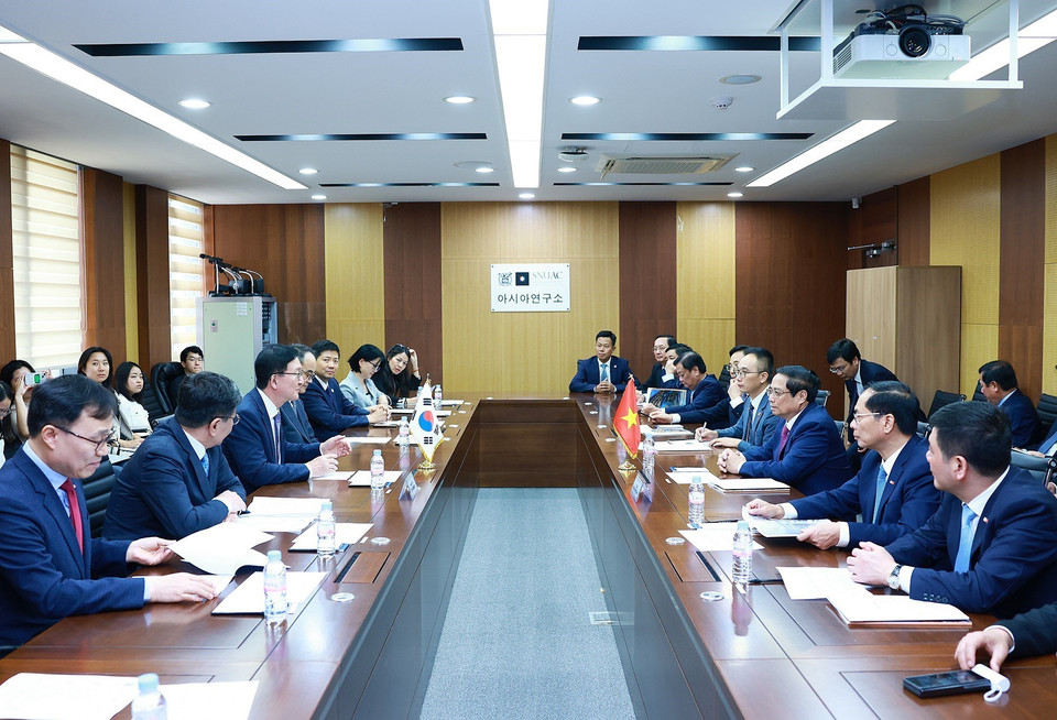 Thủ tướng Phạm Minh Chính gặp Giáo sư Ryu Hong-lim, Hiệu trưởng Đại học Quốc gia Seoul. (Ảnh: Dương Giang/TTXVN)