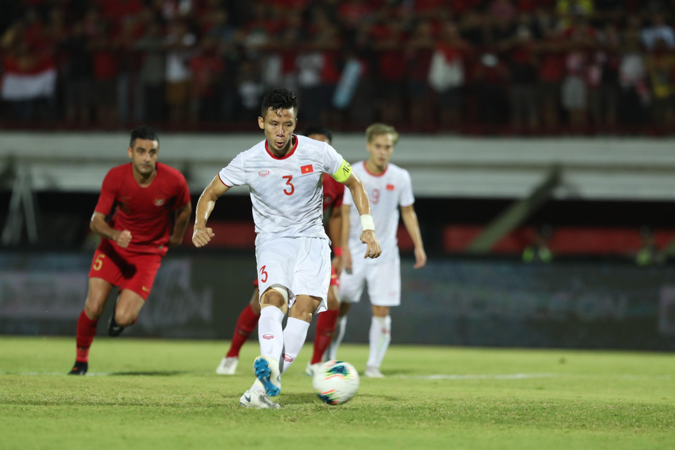 Quế Ngọc Hải thực hiện thành công quả phạt đền nâng tỷ số lên 2-0. (Ảnh: Hoàng Linh/TTXVN)